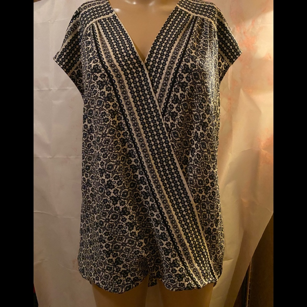 Loose tunic in dark blue on white